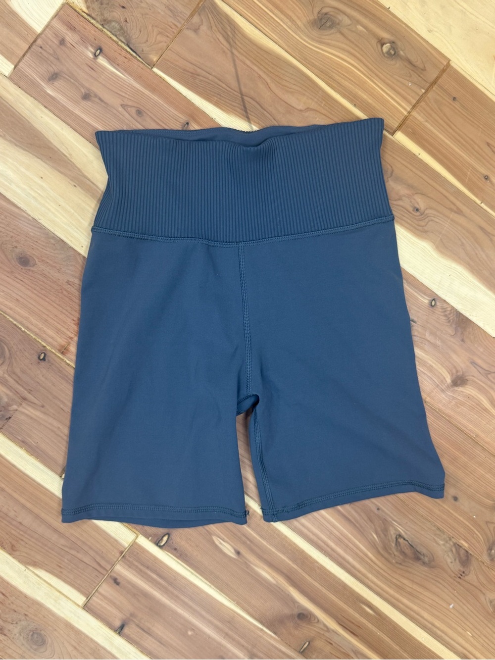 Vuori Ribbed-Waist Athletic Bike Shorts in Deep Teal